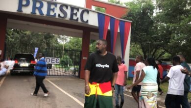 Photo of John Dumelo walks backward barefooted from UG to PRESEC after NSMQ prediction backfired