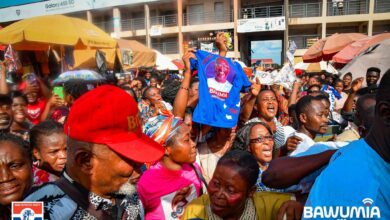 Photo of Bawumia mobbed in Ho market as traders scramble for his ‘It Is Possible’ T-shirts